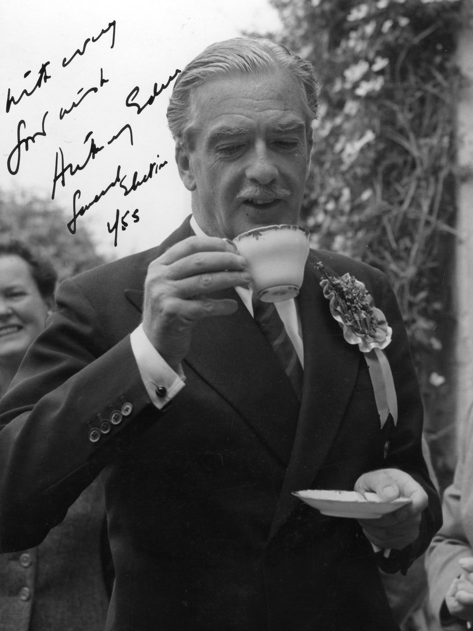 Anthony Eden, político conservador britânico, bebendo uma xícara de chá, 1955 de Unbekannt
