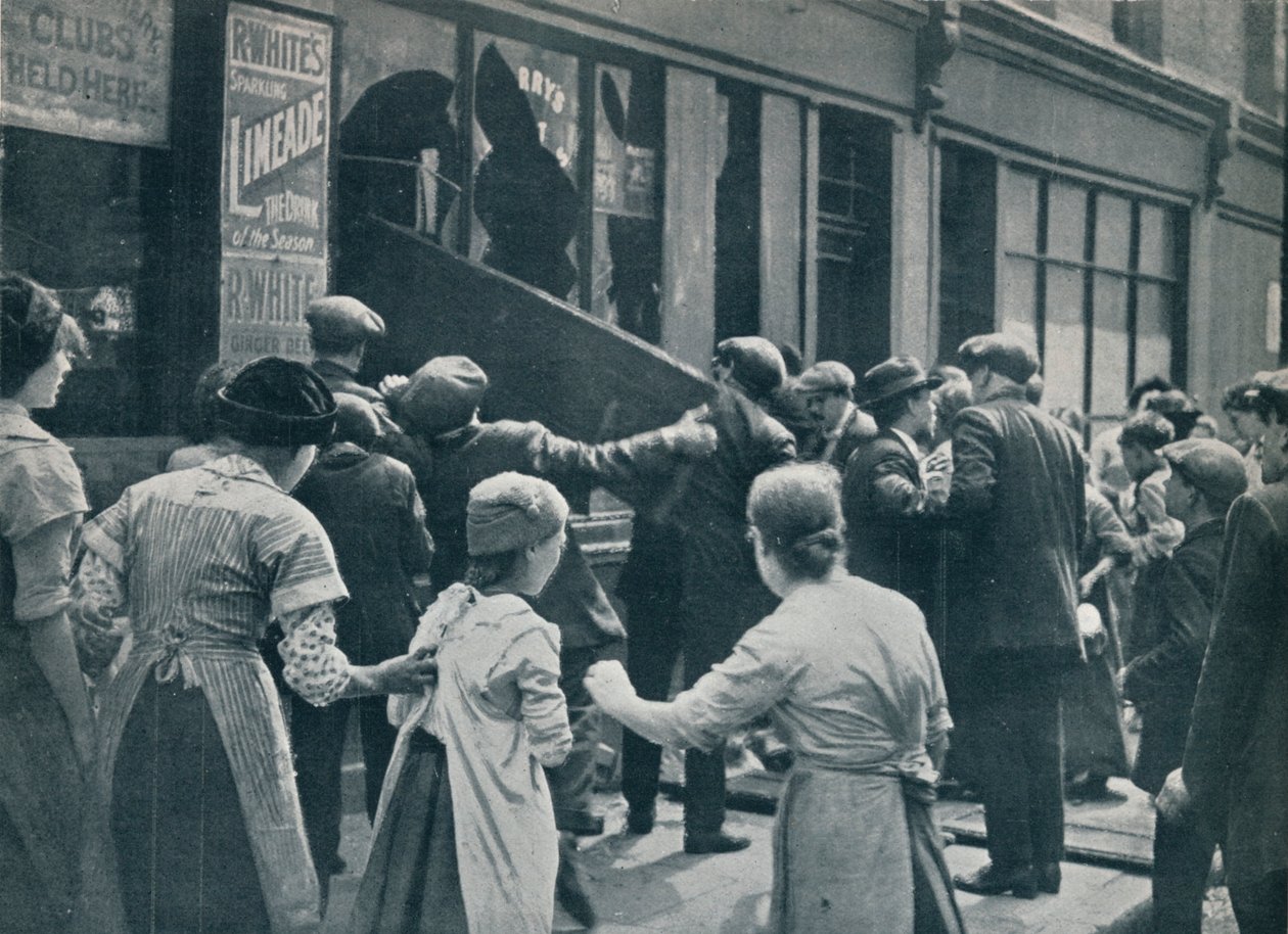 Revolta anti-alemã em Londres: uma multidão quebrando nas vitrines de uma loja alemã, c1914 de Unbekannt
