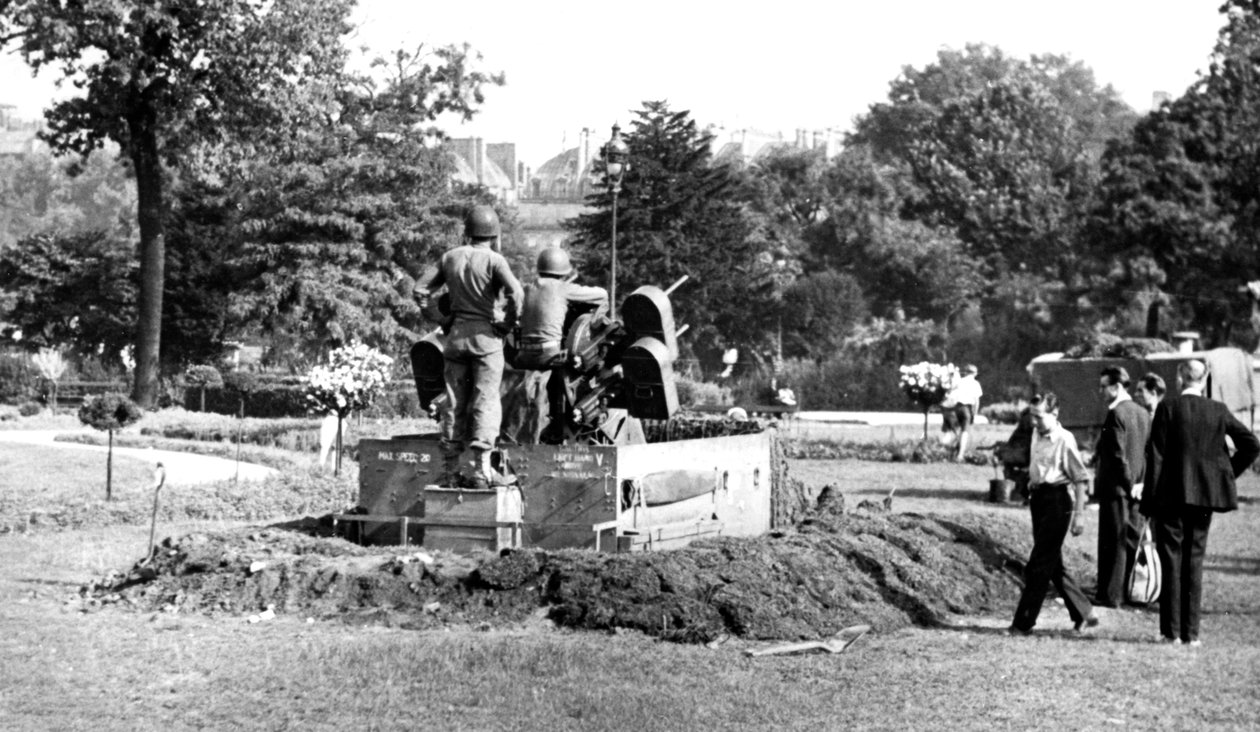 Posição de armas antiaéreas no Jardim das Tulherias, libertação de Paris, agosto de 1944 de Unbekannt