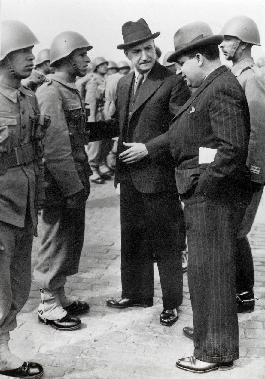 António de Oliveira Salazar (1888-1970), ditador de Portugal de 1932 a 1968, inspeciona as tropas durante uma visita aos Açores, 5 de Abril de 1941 (foto a p/b) de Unbekannt