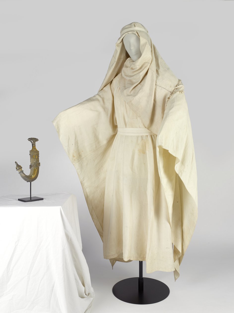 Roupas árabes e um toucado, conhecido como keffiyah, pertencente a T E Lawrence (seda) de Unbekannt