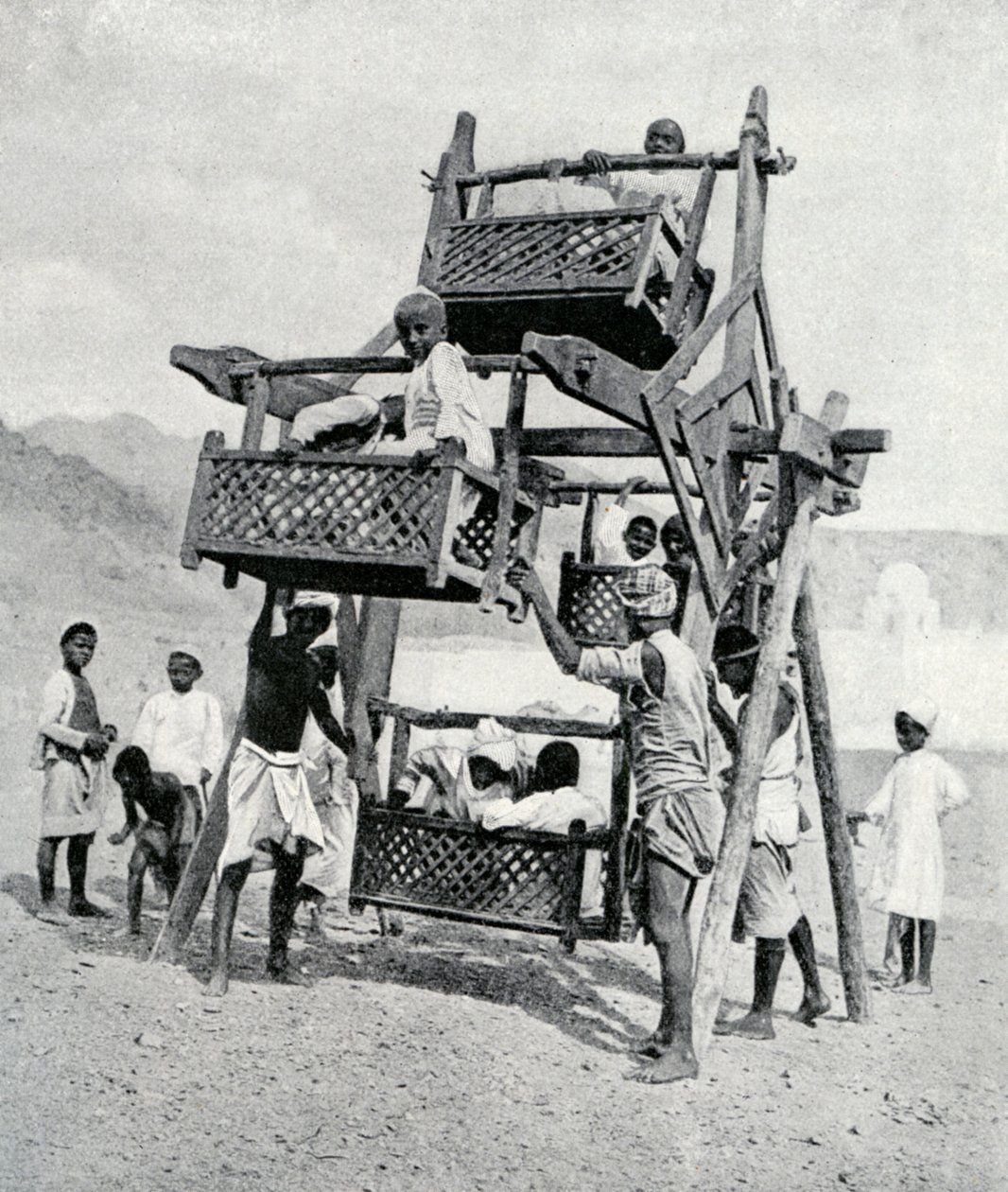 Crianças árabes desfrutando de roda-gigante, 1922 de Unbekannt