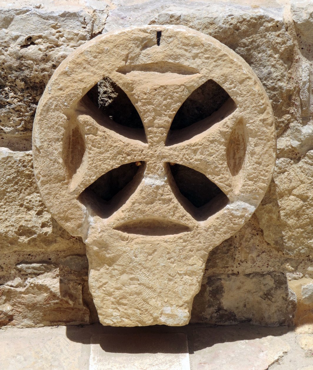 Detalhe da janela arquitectónica de uma igreja bizantina na área da Judeia e Samaria, Cisjordânia (pedra) de Unbekannt