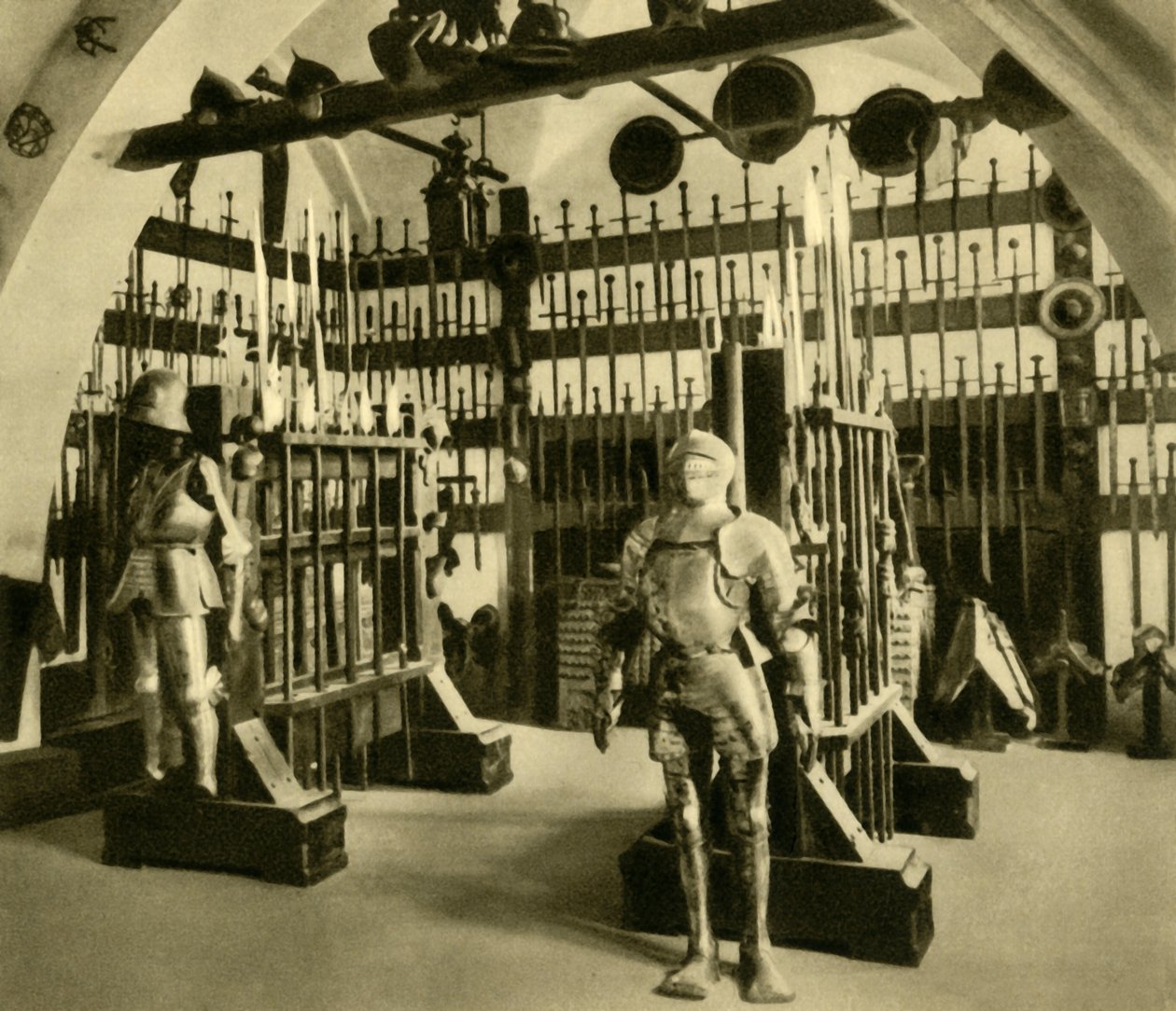 Arsenal, Castelo de Kreuzenstein, Baixa Áustria, c1935. de Unbekannt