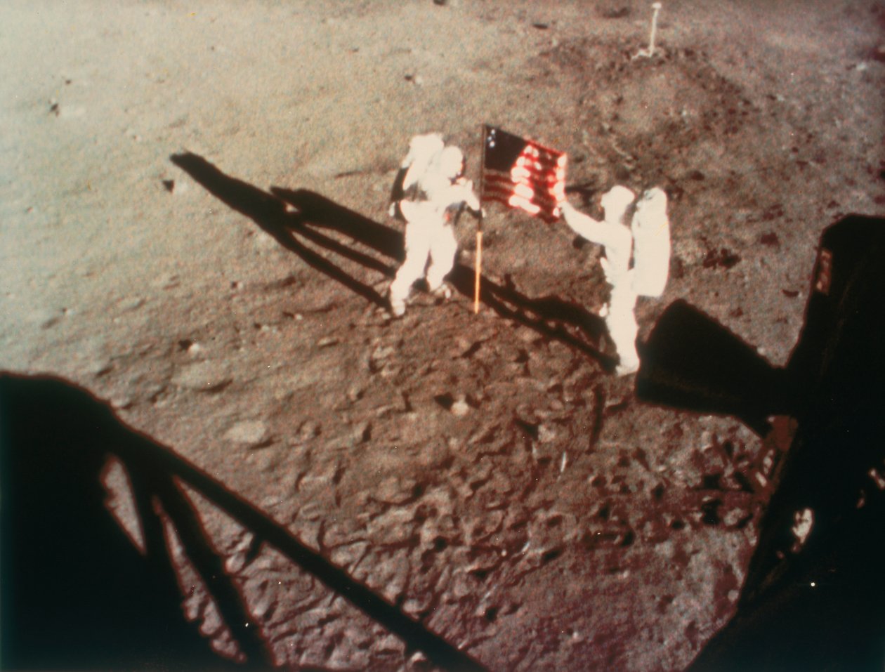 Armstrong e Aldrin ostentam a bandeira dos EUA na lua, 1969 de Unbekannt