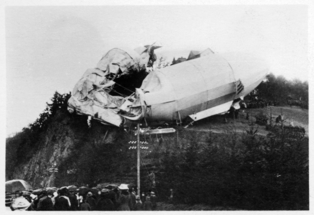 Exército Zeppelin Z2 LZ5 encalhado perto de Weilburg durante uma tempestade, Alemanha, 1910 1933 de Unbekannt