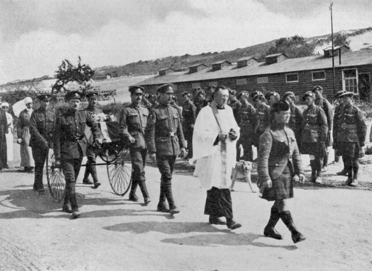 Capelão do exército oficiando no funeral de enfermeira morta em ataque aéreo na base britânica perto de Etables, 1918 de Unbekannt