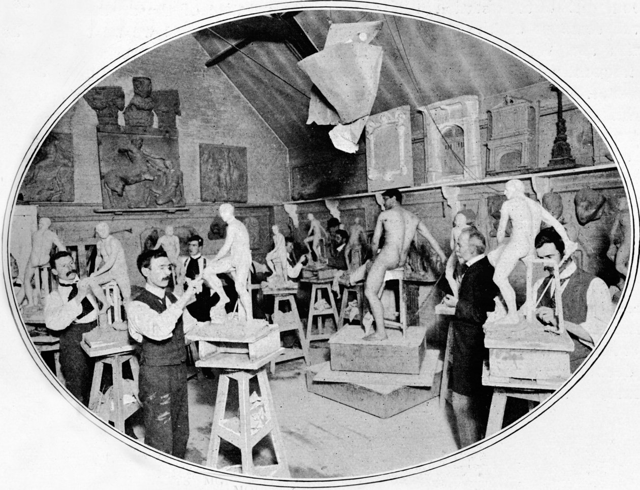Estudantes de arte em uma aula de modelagem de esculturas, Londres, c1900 1901 de Unbekannt