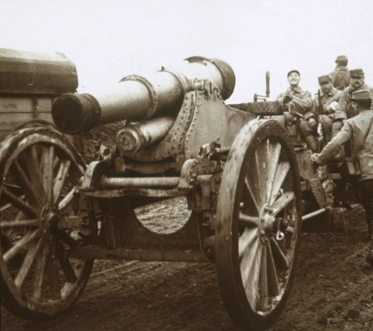 Coluna de artilharia em Verdun, norte da França, c1914-c1918 de Unbekannt