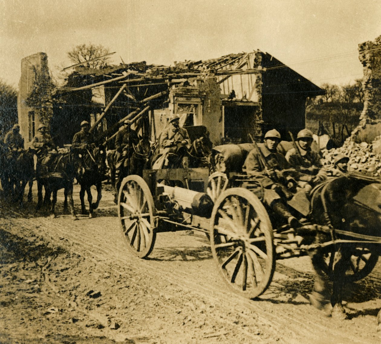 Artilharia passando por Beauzée, norte da França, c1914-c1918 de Unbekannt
