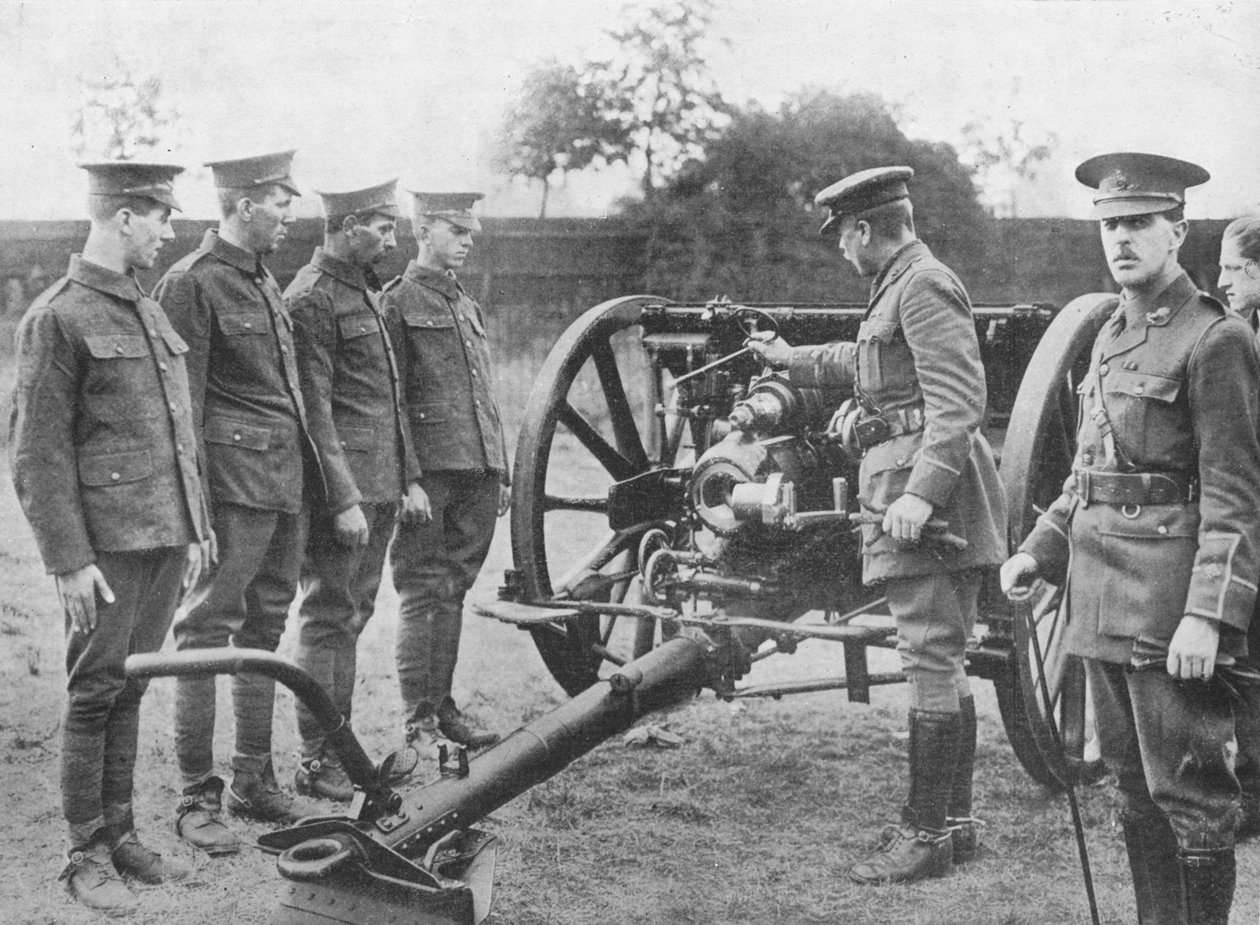 Os recrutas de artilharia com o mecanismo de 18 libras explicaram a eles, 1915 de Unbekannt
