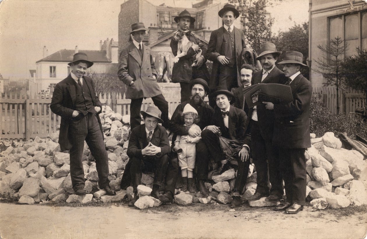 Artistas em frente a La Ruche, Montparnasse, 1914. de Unbekannt