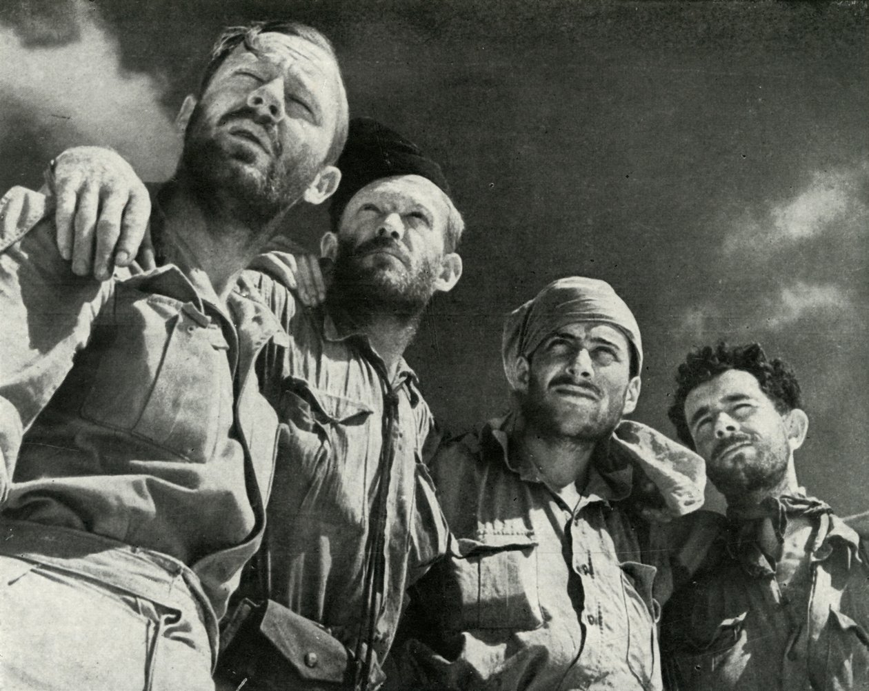 Enquanto os alemães empurravam Alamein, esses quatro homens entraram nas linhas britânicas, c1942-1943, 1945 de Unbekannt