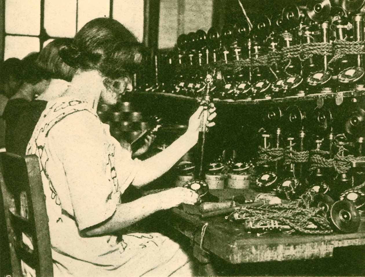 Montagem dos novos telefones automáticos prontos para distribuição aos assinantes, c1930. de Unbekannt