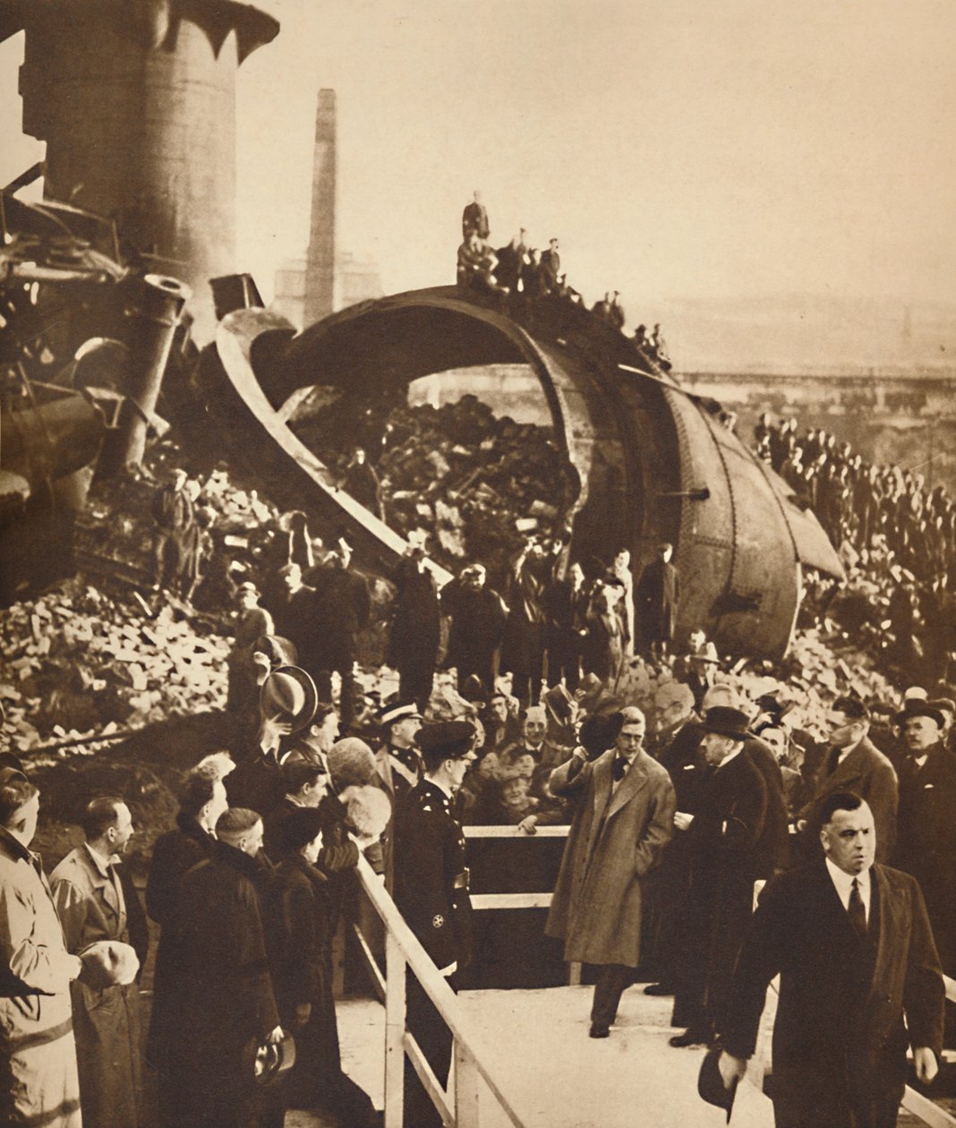 Em Derelict Steel-Works, Gales do Sul, 1936 1937 de Unbekannt