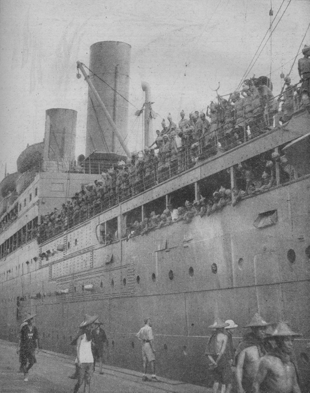 Em Cingapura, tropas indianas chegam para participar da defesa do grande porto-fortaleza, 1941. de Unbekannt
