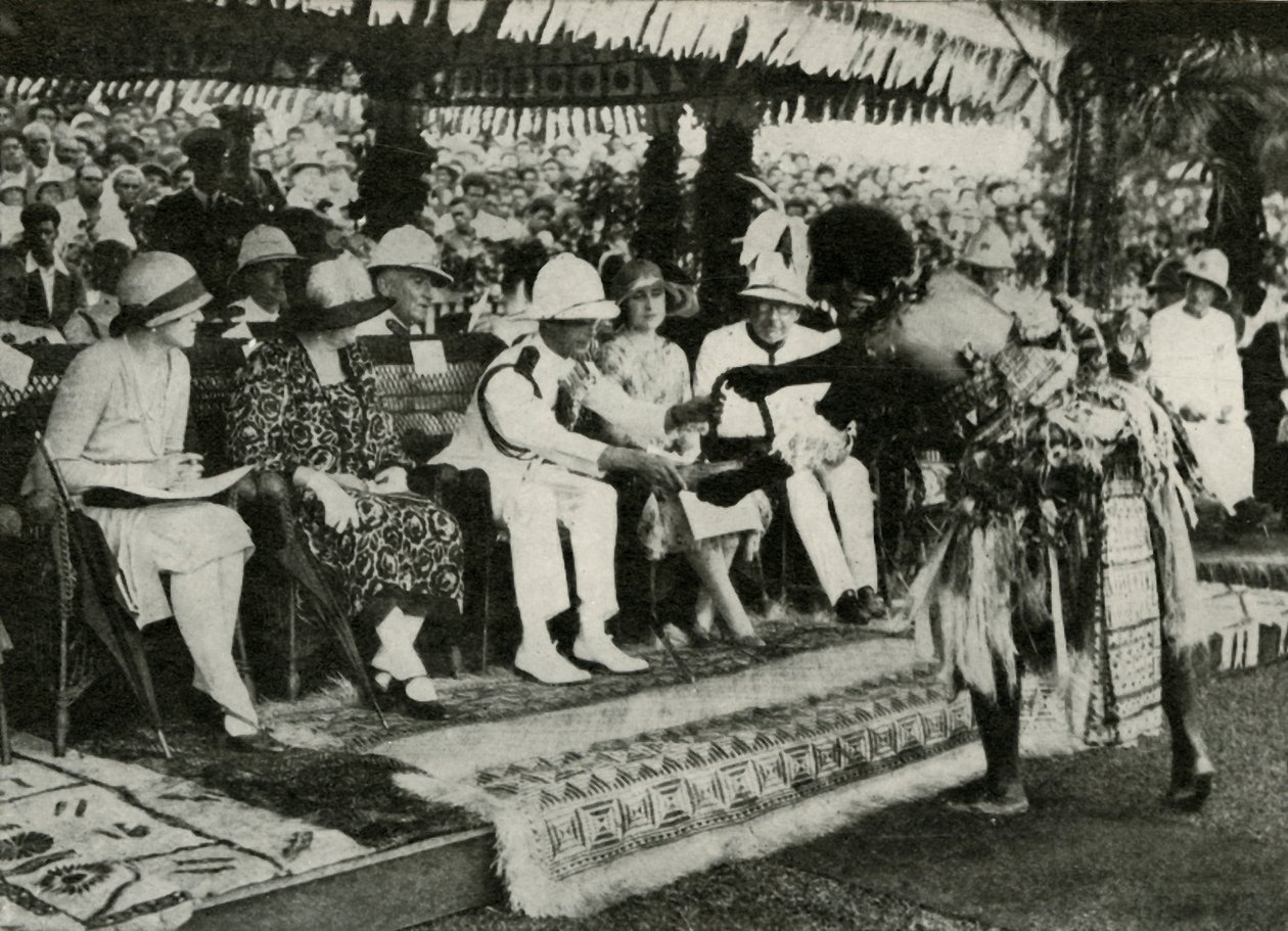Em Suva, Fiji. Apresentando um dente de Tabua da baleia de esperma ... 1927, 1937. de Unbekannt