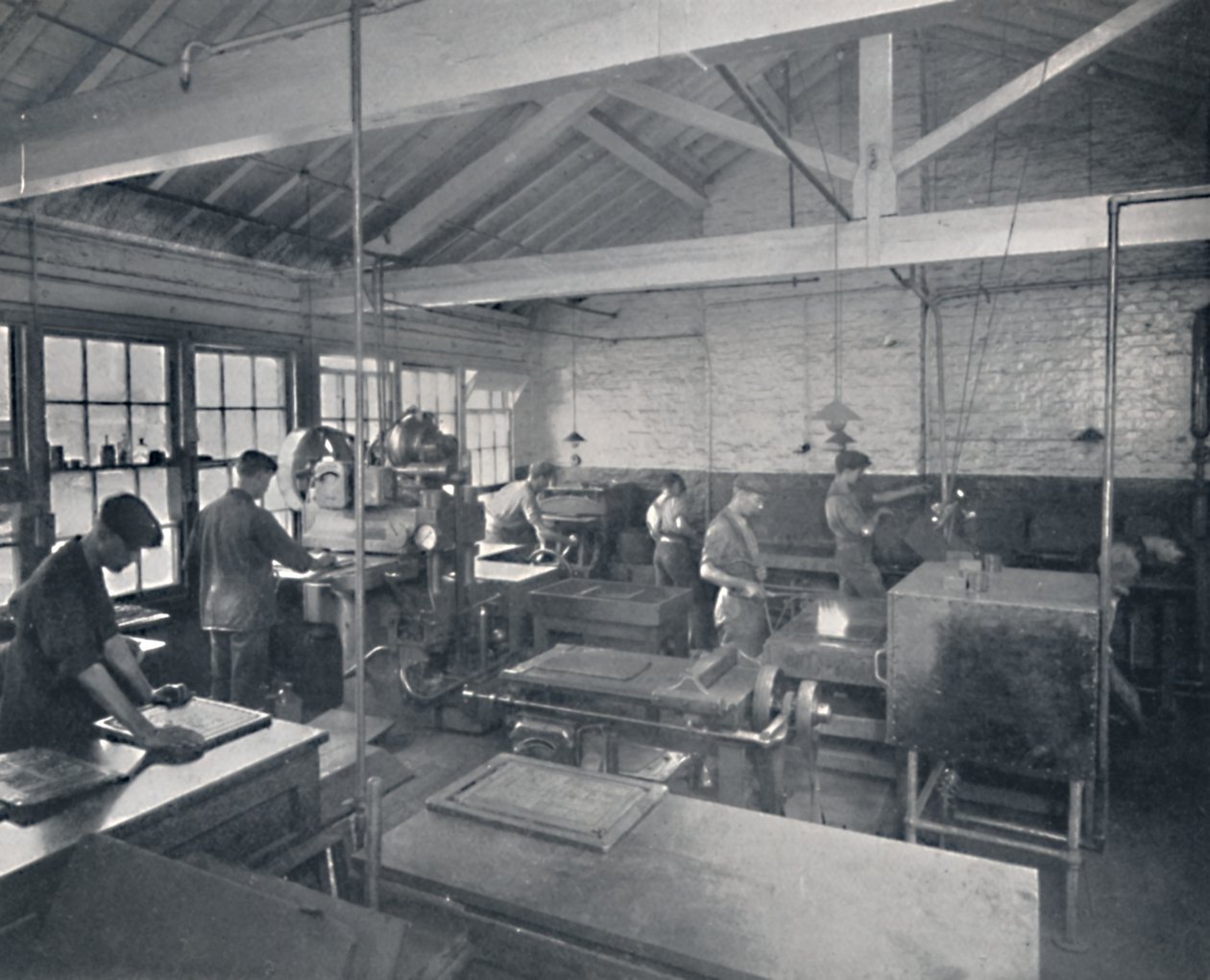 No trabalho na fundição. Fazendo Moldes de Cera das Páginas, 1917 de Unbekannt