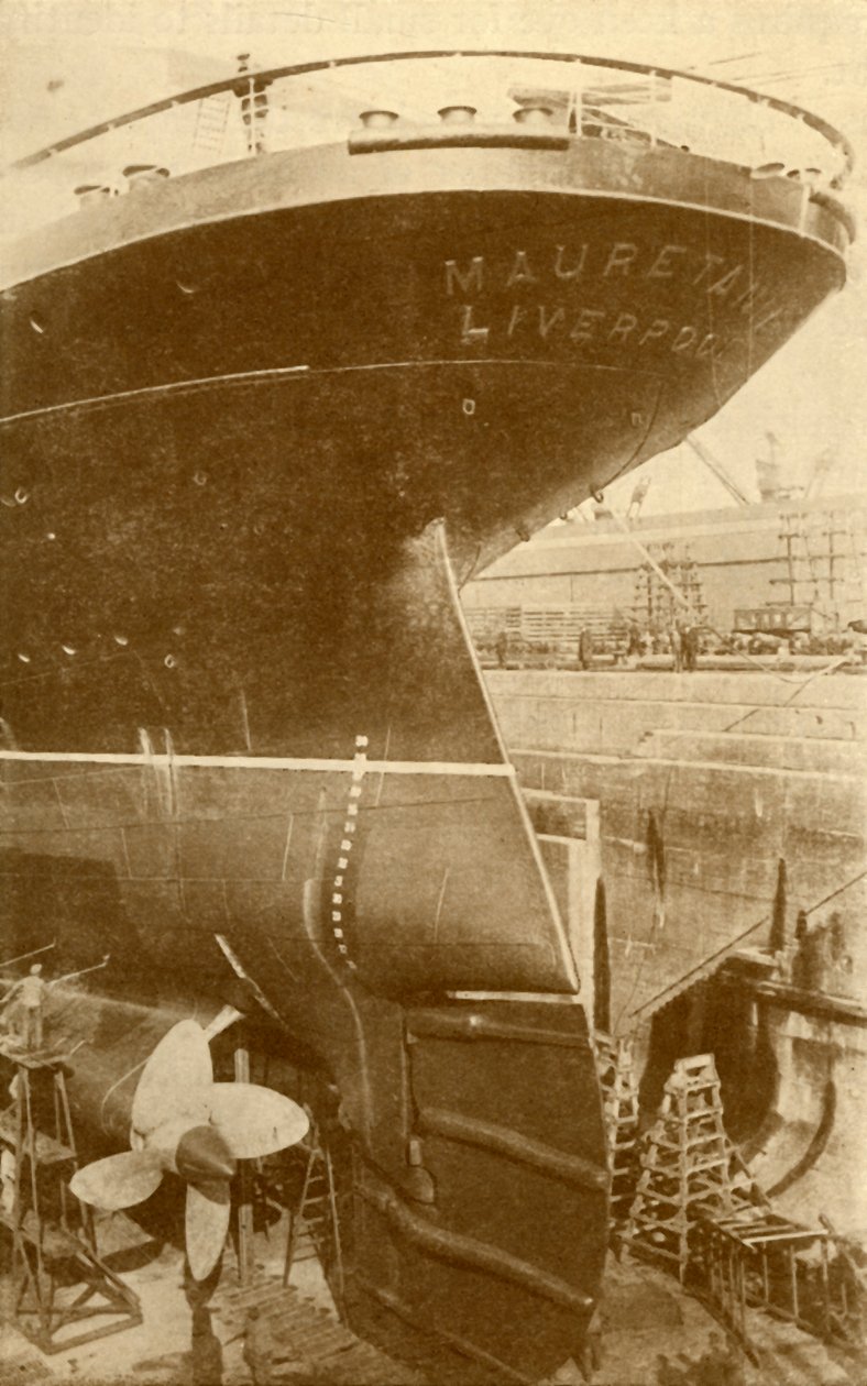 No trabalho na popa do Mauretania, em Dry Dock, c1930. de Unbekannt