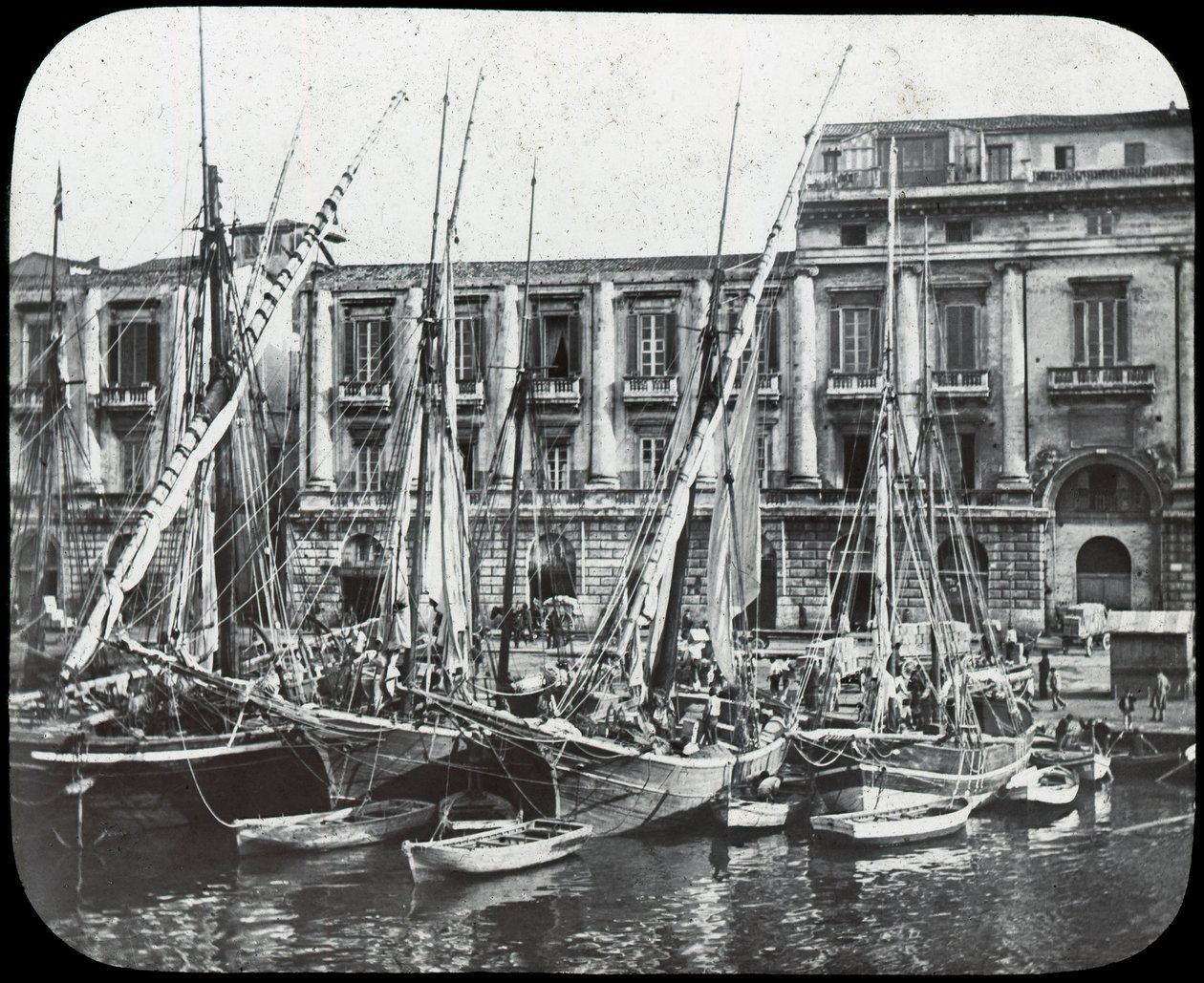 No cais, porto de Messina, Sicília, Itália, final do século XIX ou início do século XX de Unbekannt