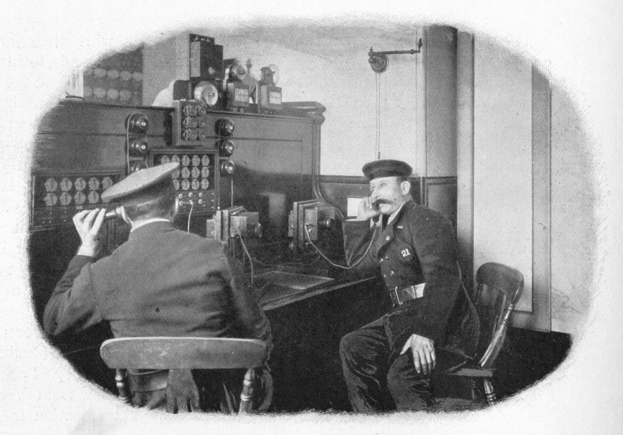 No telefone, London Fire Brigade, c1900 1901 de Unbekannt