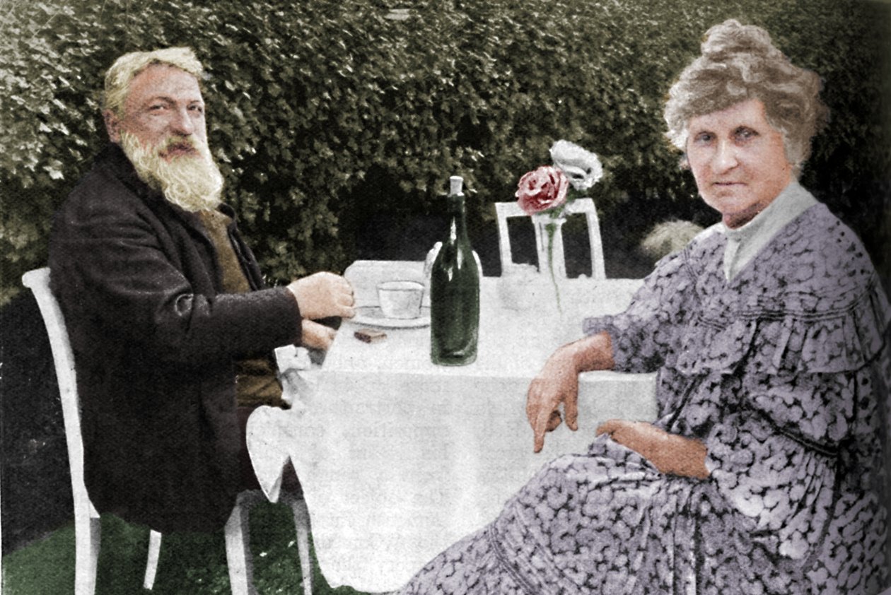 Auguste Rodin - Rodin e sua esposa em seu jardim em Meudon, c1925