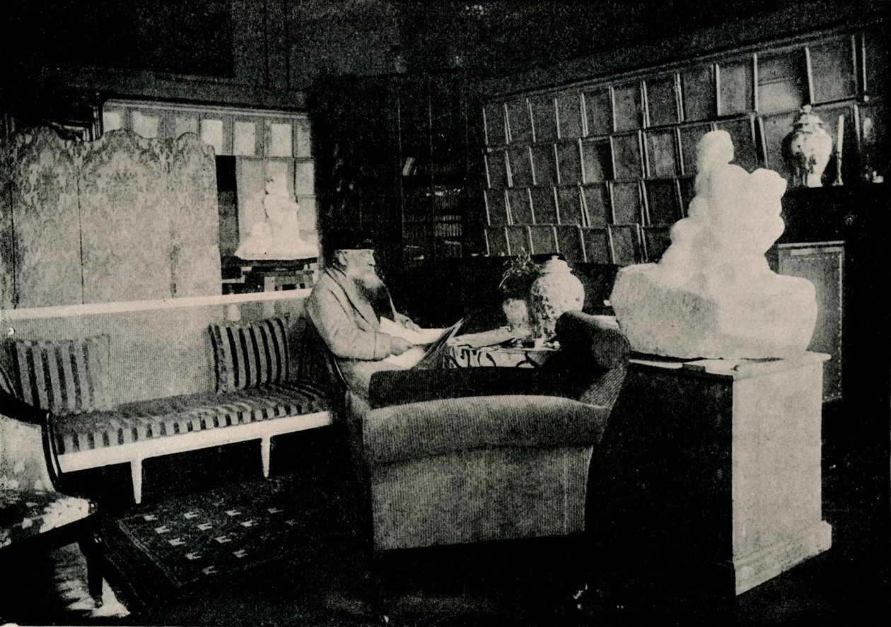 Auguste Rodin entre seus livros na 77 Rue De Varenne, c1900 de Unbekannt