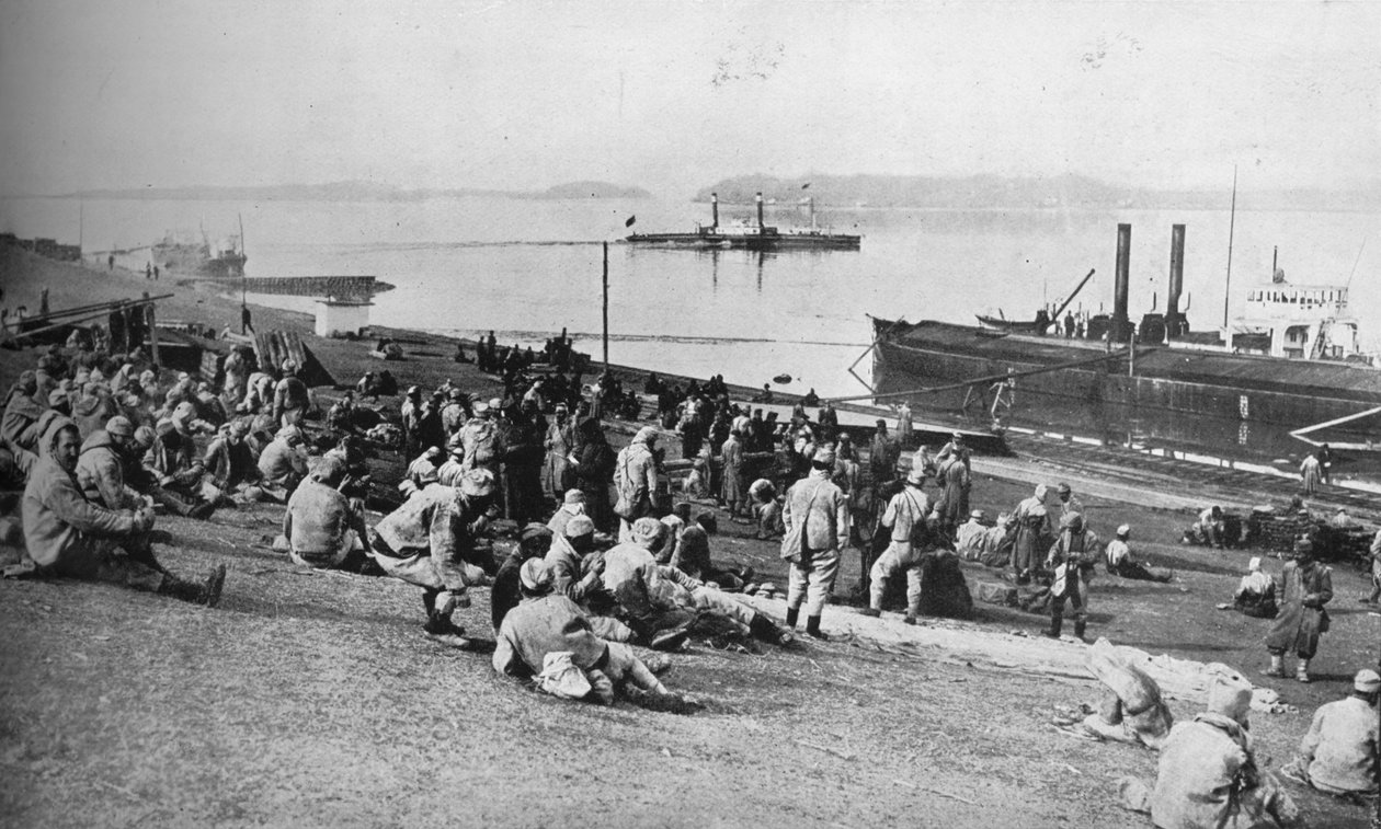 Prisioneiros austríacos tomados por sérvios descansando ao meio-dia nas margens do Danúbio, 1915. de Unbekannt