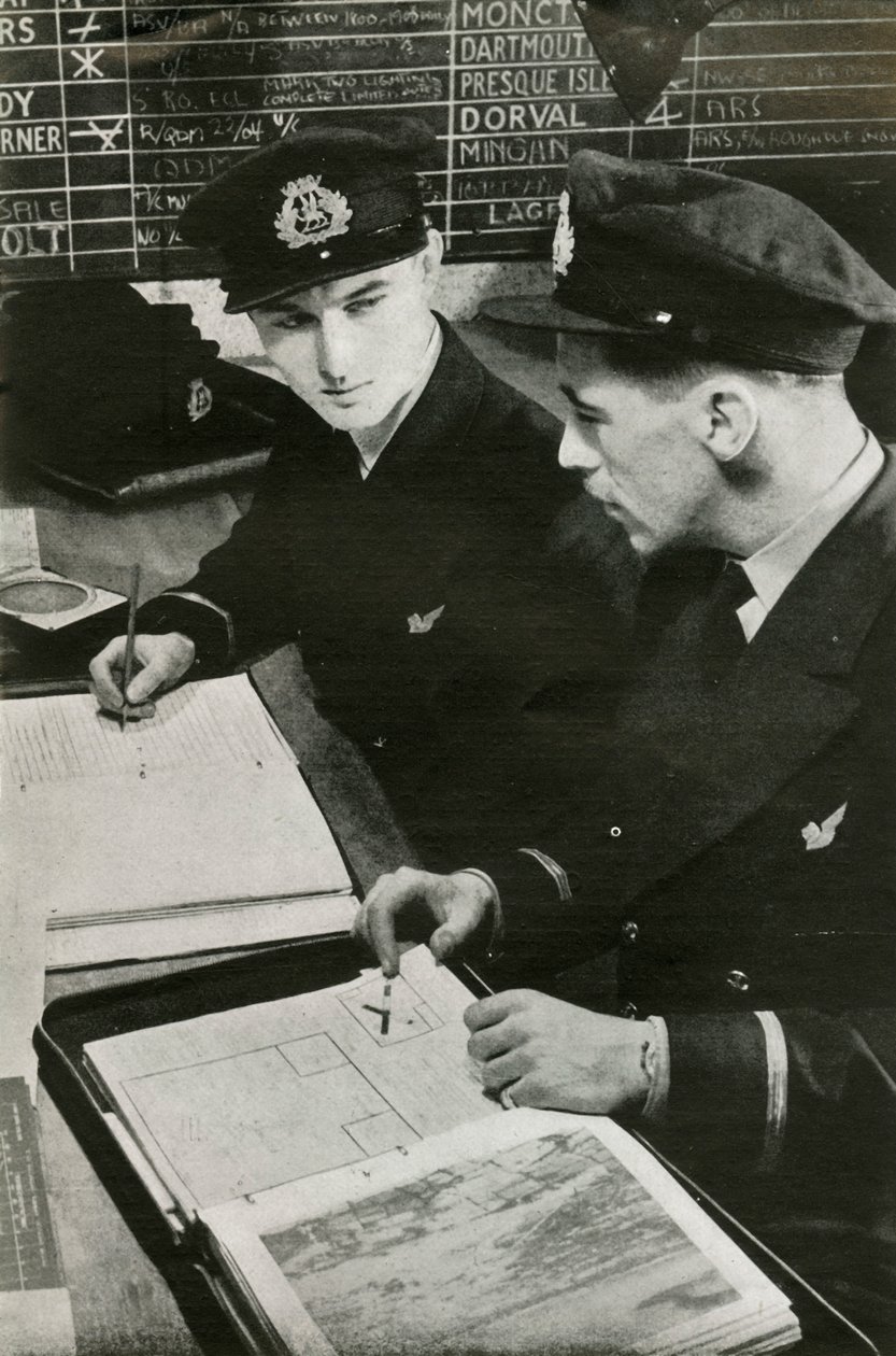 Oficiais de navegação do BOAC que elaboram um plano de voo, Segunda Guerra Mundial, c1939-c1944 1946. de Unbekannt