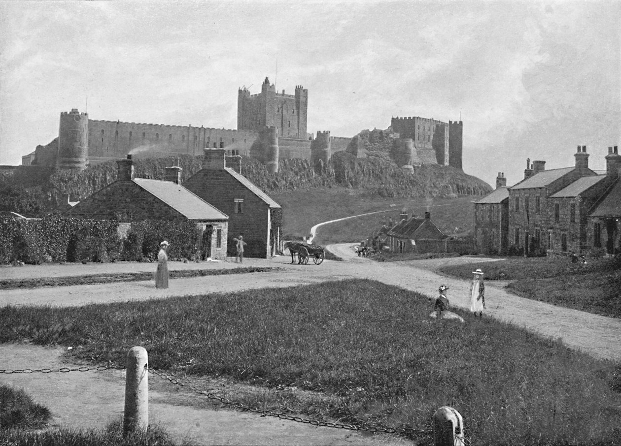 Castelo de Bamborough, da vila, c1896 de Unbekannt