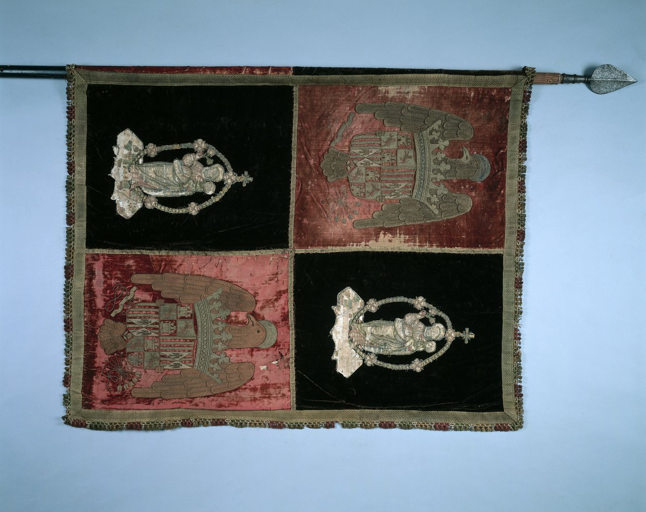 Banner com um braço real esquartejado da Espanha e Madonna e criança, 1500s. de Unbekannt