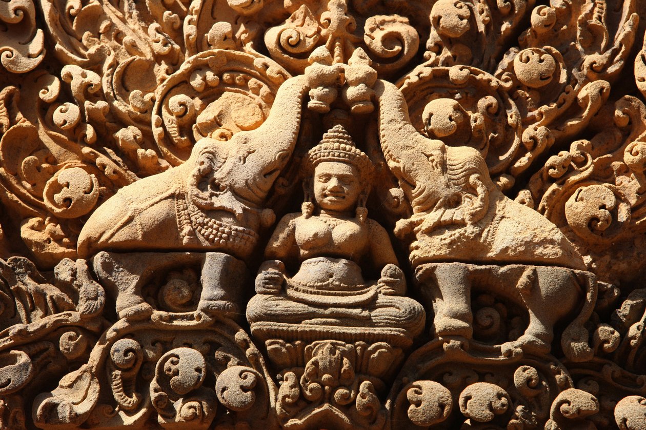 Templo Banteay Srei em Angkor, no Camboja. Lakshmi, deusa hindu da riqueza e esposa do deus Vishnu, é aspergida com água benta por dois elefantes Siem Reap Cambodja de Unbekannt