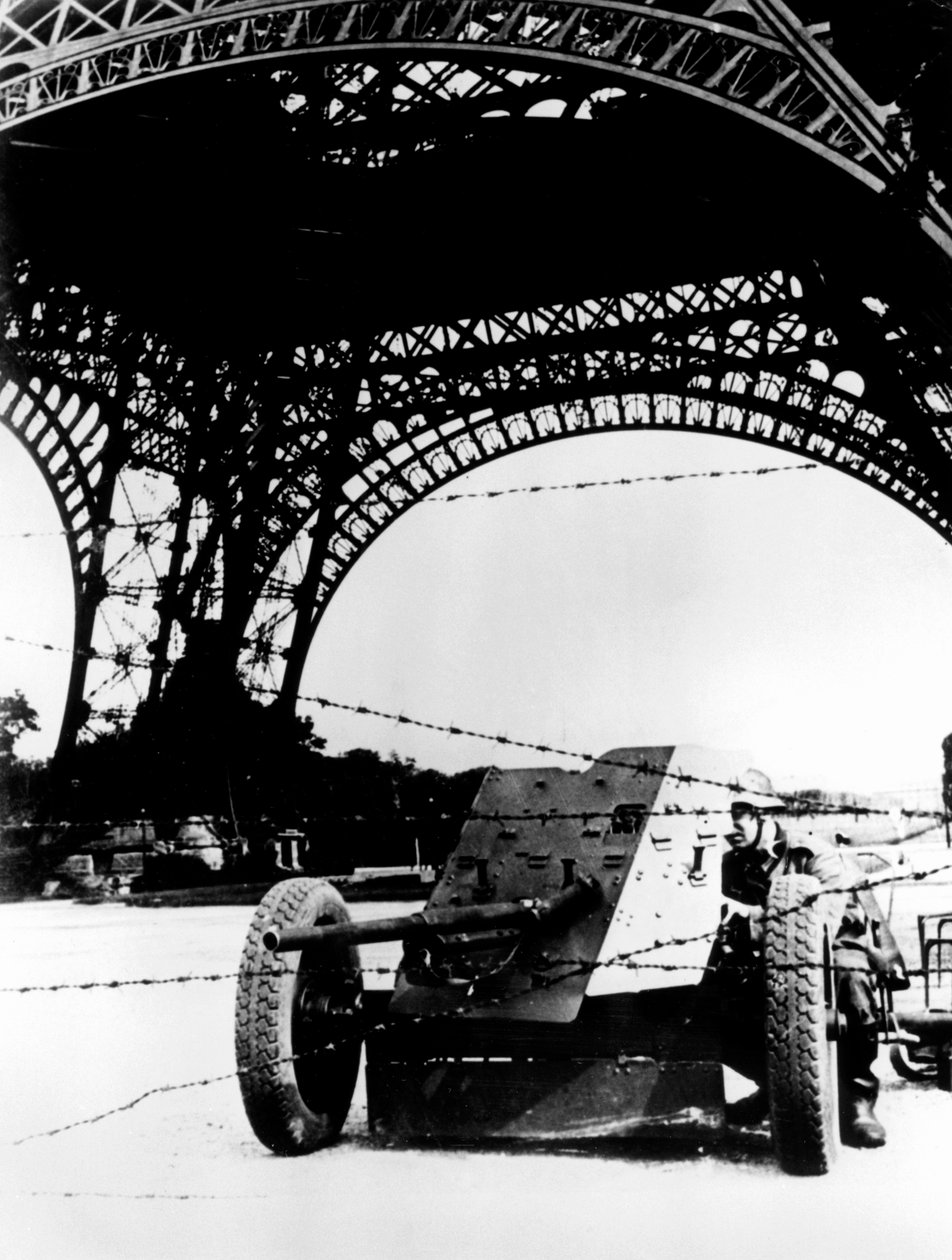 Arame farpado e arma antitanque sob a Torre Eiffel, Paris ocupada pelos alemães, 1940-1944 de Unbekannt