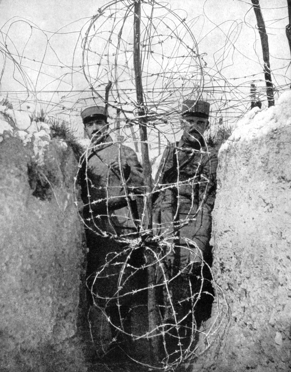 Arame farpado em torno de uma trincheira francesa, Primeira Guerra Mundial, 1915 de Unbekannt