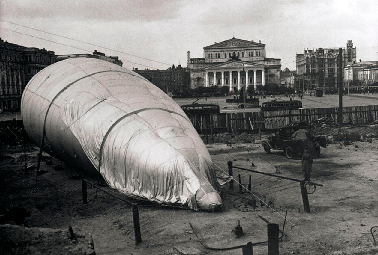 Balão de barragem no Teatro Bolshoi, Moscou, URSS, 1942 de Unbekannt