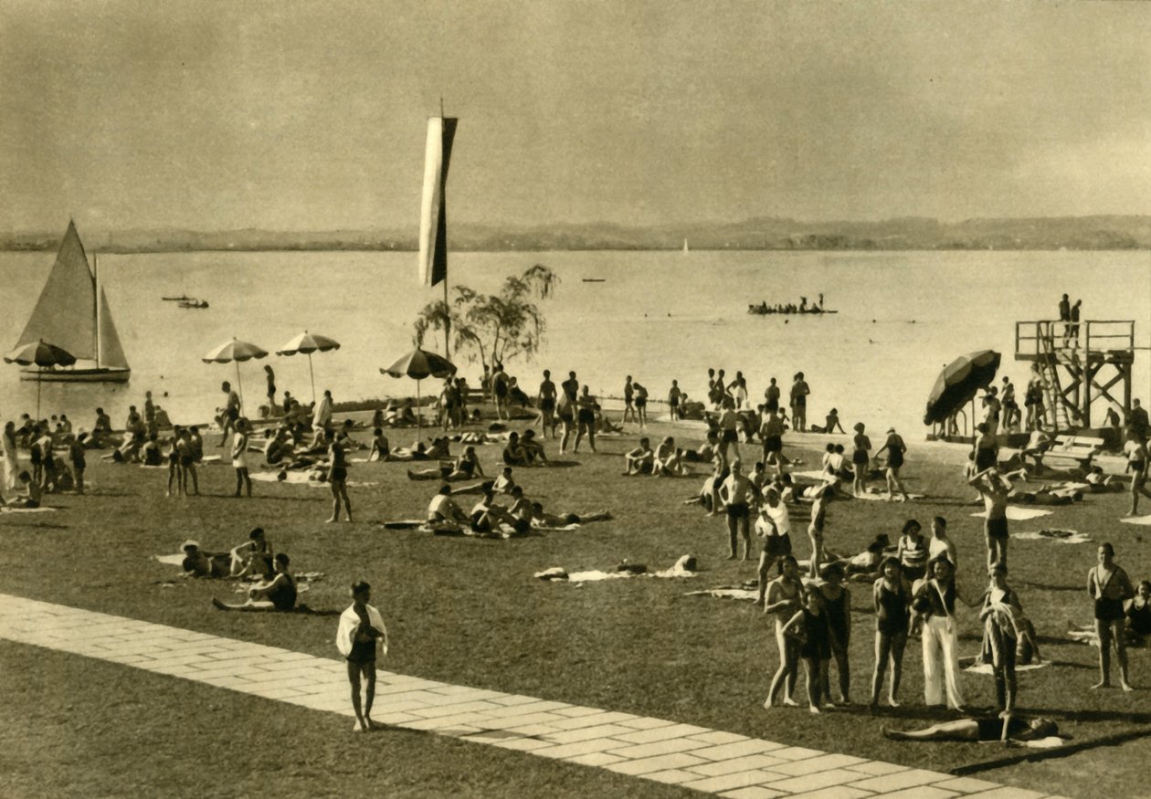 Banhistas nas margens do Lago Constança, Bregenz, Áustria, c1935. de Unbekannt