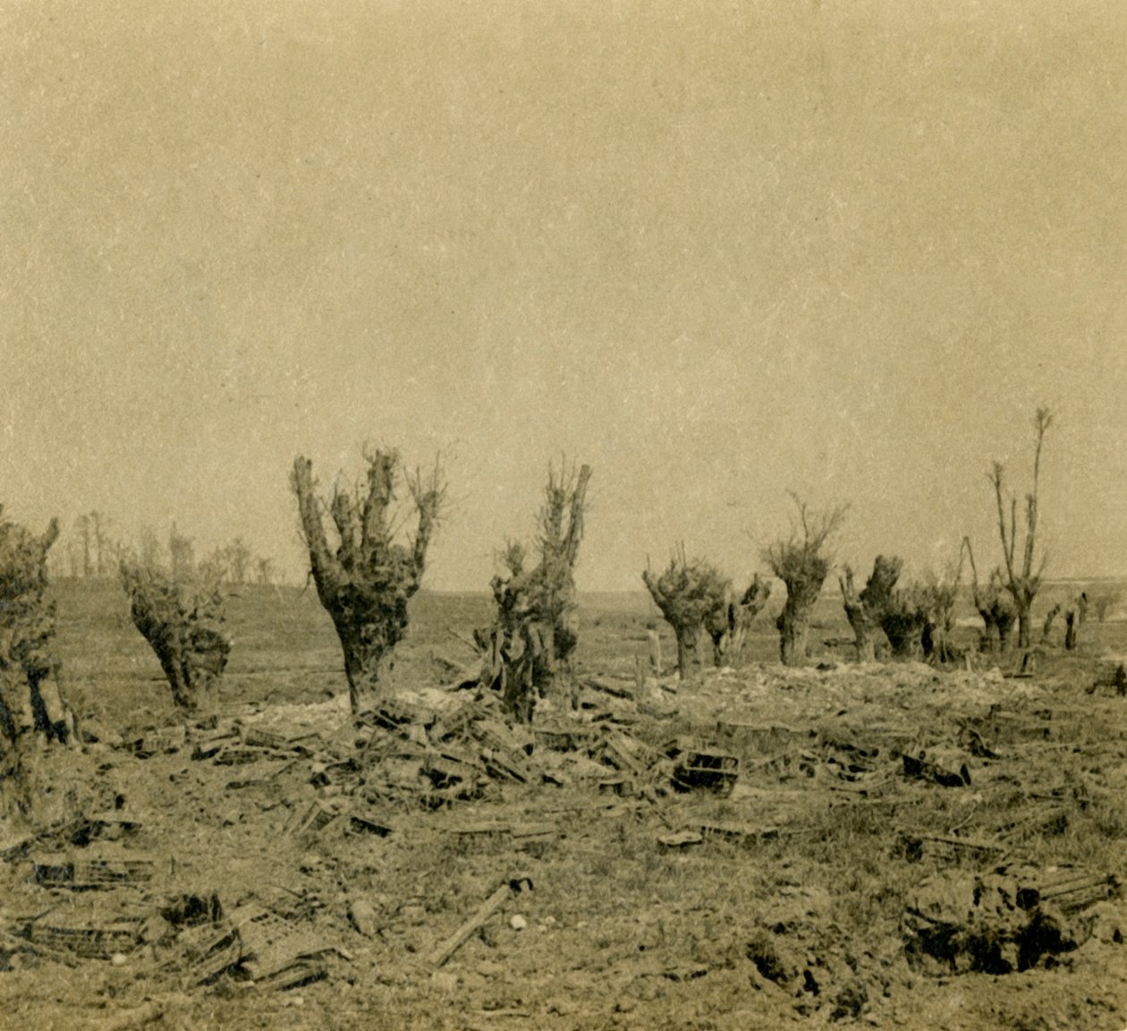 Campo de batalha, Maurepas, norte da França, c1914-c1918 de Unbekannt