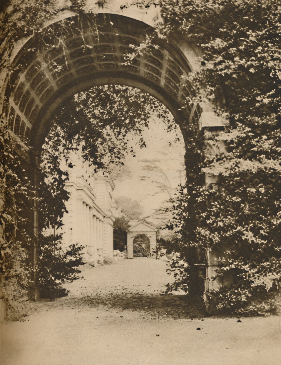 Terrenos bonitos em Gunnersbury abertos ao público como um novo parque, c1935. de Unbekannt