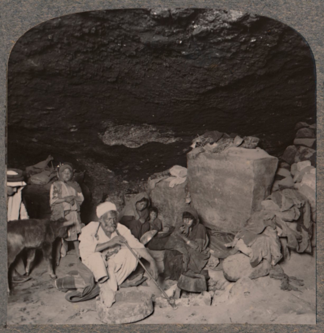 Habitantes das cavernas beduínas em suas cavernas, c1900 de Unbekannt