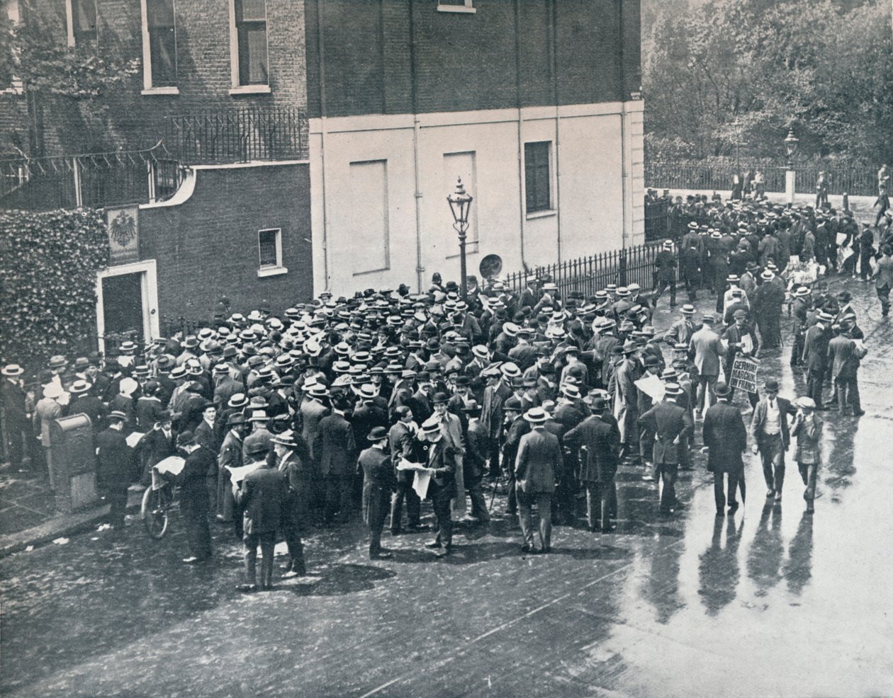 Antes da Inglaterra declarar guerra: reservistas alemães esperando do lado de fora do consulado alemão em Londres, 1914 de Unbekannt