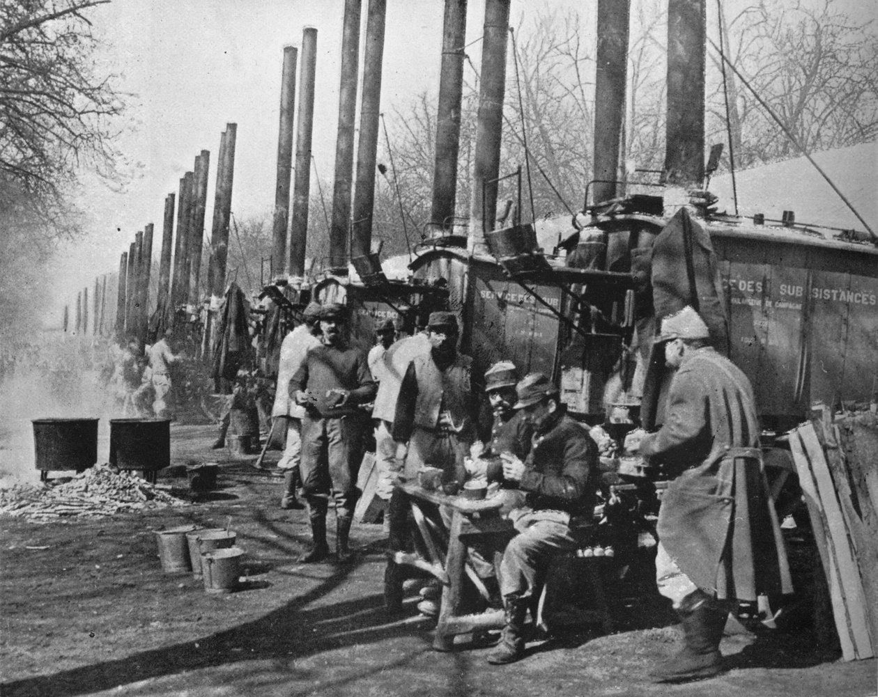 Atrás das linhas francesas, cozinhas de campo ligadas ao exército francês, 1915 de Unbekannt