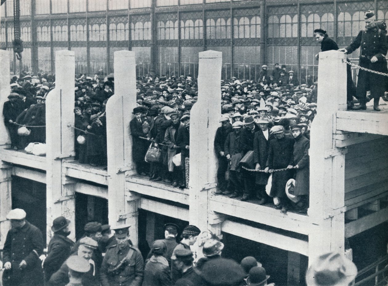 Refugiados belgas no porto de Ostende, à espera de um barco para levá-los à Inglaterra, 1914. de Unbekannt