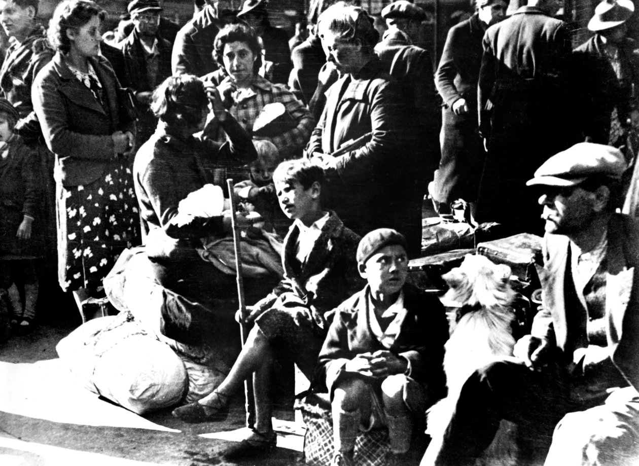 Refugiados belgas com suas bicicletas e pertences fora da Gare du Nord, Paris, julho de 1940 de Unbekannt