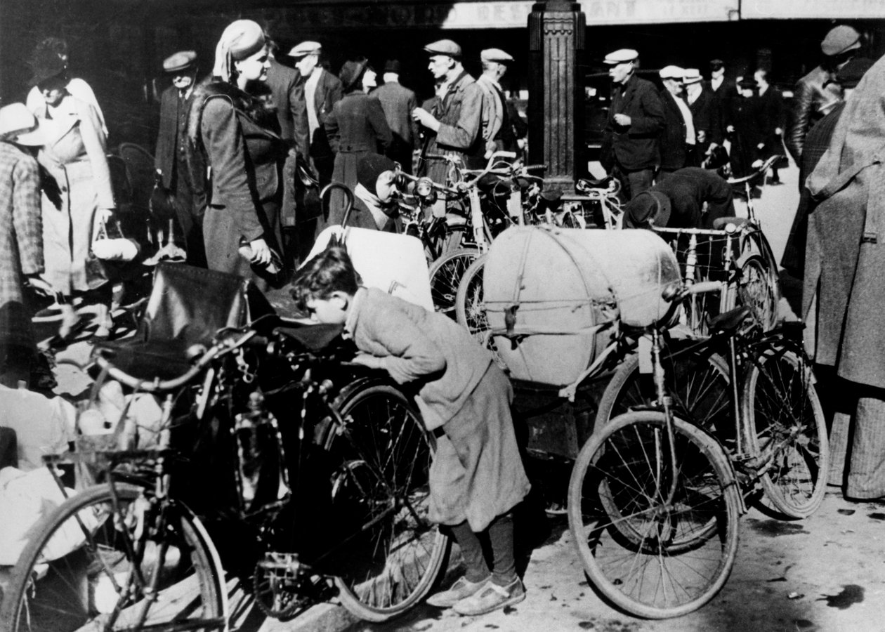 Refugiados belgas com suas bicicletas e pertences fora da Gare du Nord, Paris, julho de 1940 de Unbekannt