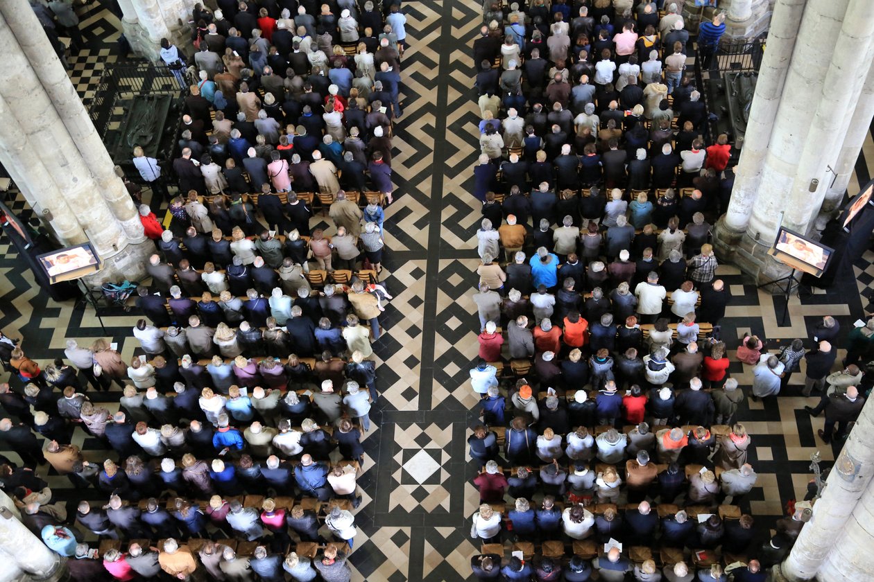 Assembleia de Crentes. Ordenação episcopal. Catedral de Amiens, Amiens, França de Unbekannt