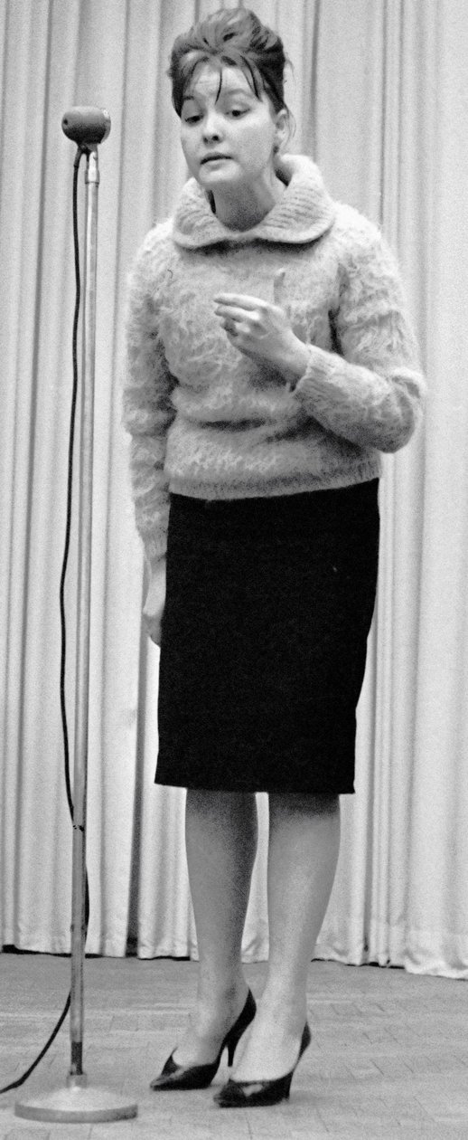 Bella Akhmadulina, poeta russa, década de 1960 de Unbekannt