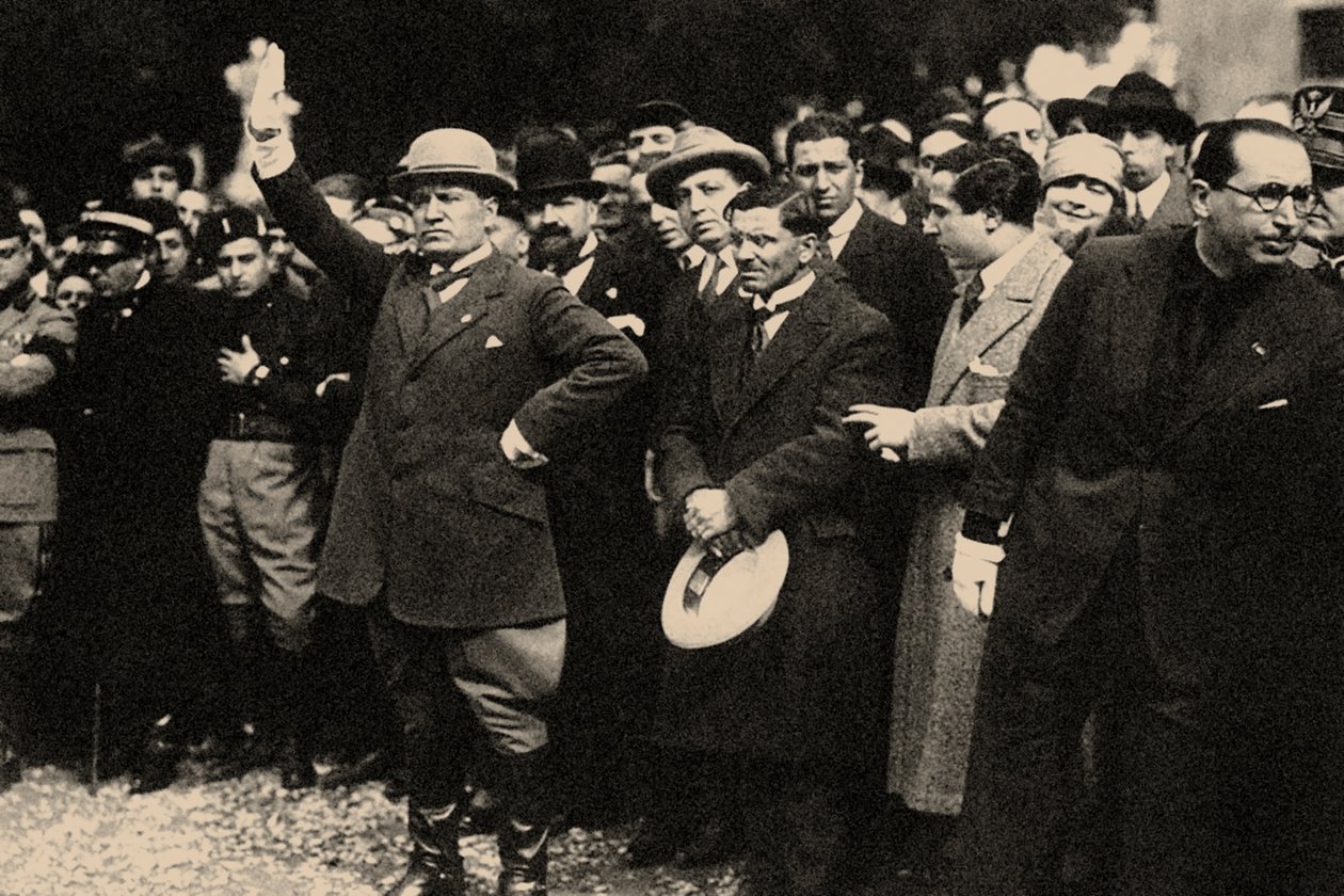 Benito Mussolini, entre os membros do Partido Fascista, pouco depois da Marcha sobre Roma. de Unbekannt