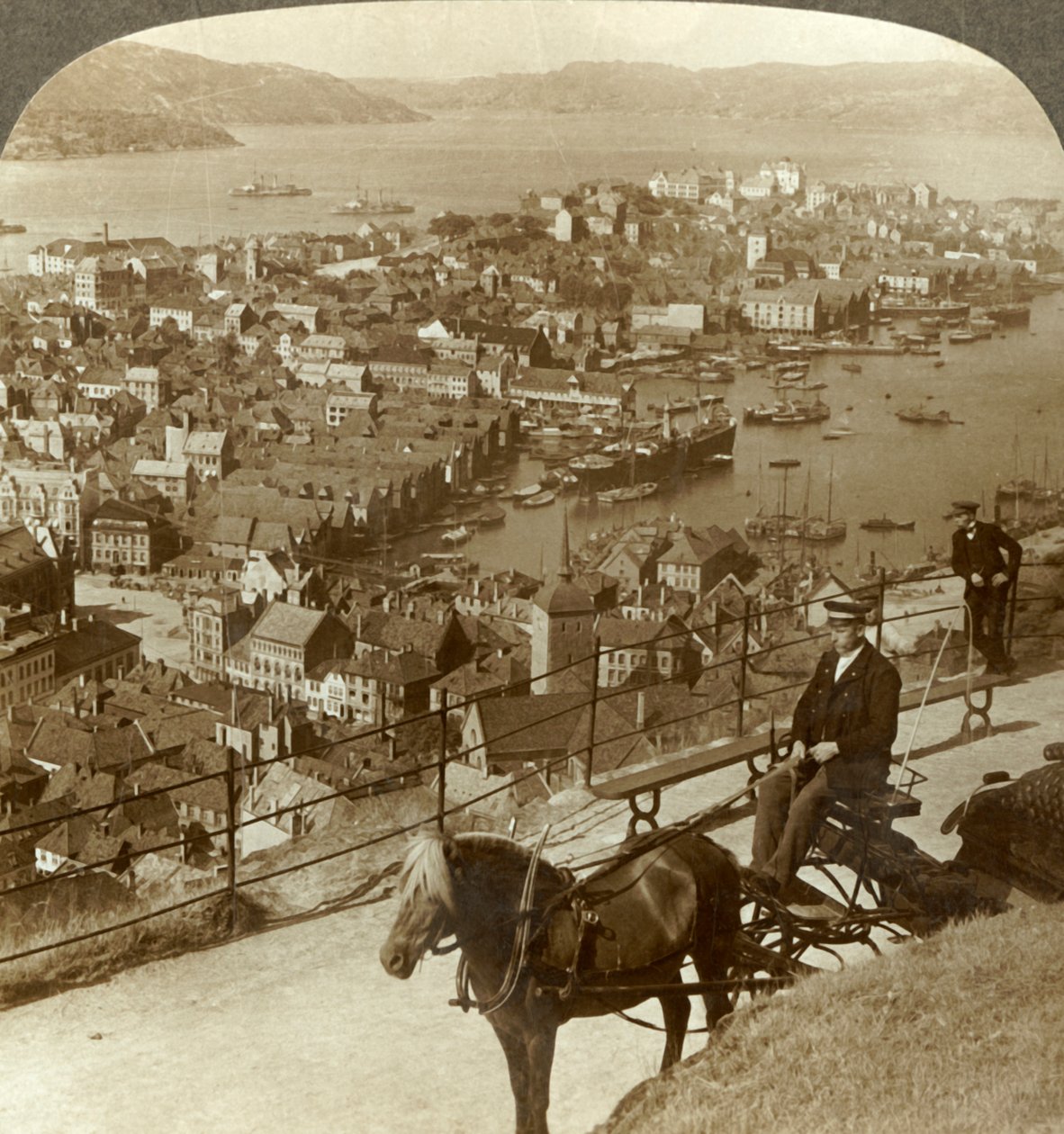 Bergen, a oeste de Floifjeld, sobre o porto à direita e Puddefjord distante, Noruega, c1905. de Unbekannt