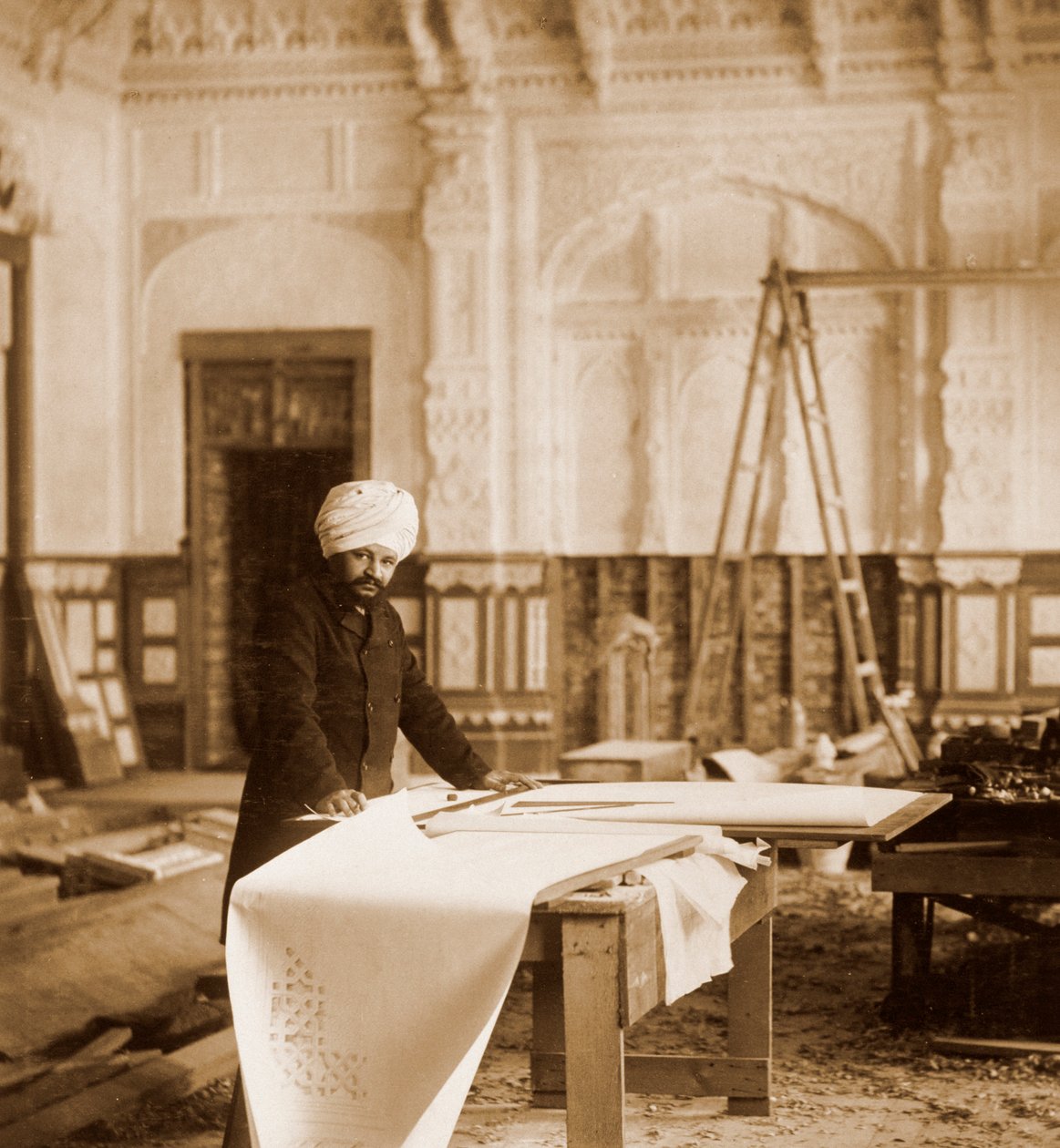 Bhai Ram Singh trabalhando no Indian Room, Osborne House, Isle of Wight, 1892 de Unbekannt