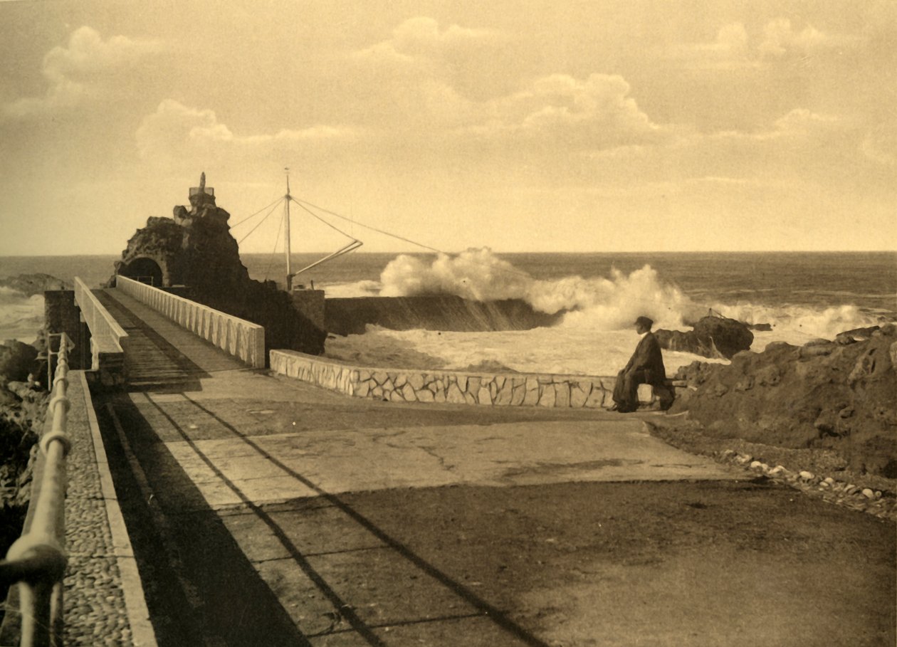 Biarritz - No Rochedo da Virgem devido ao clima pesado, c1930. de Unbekannt